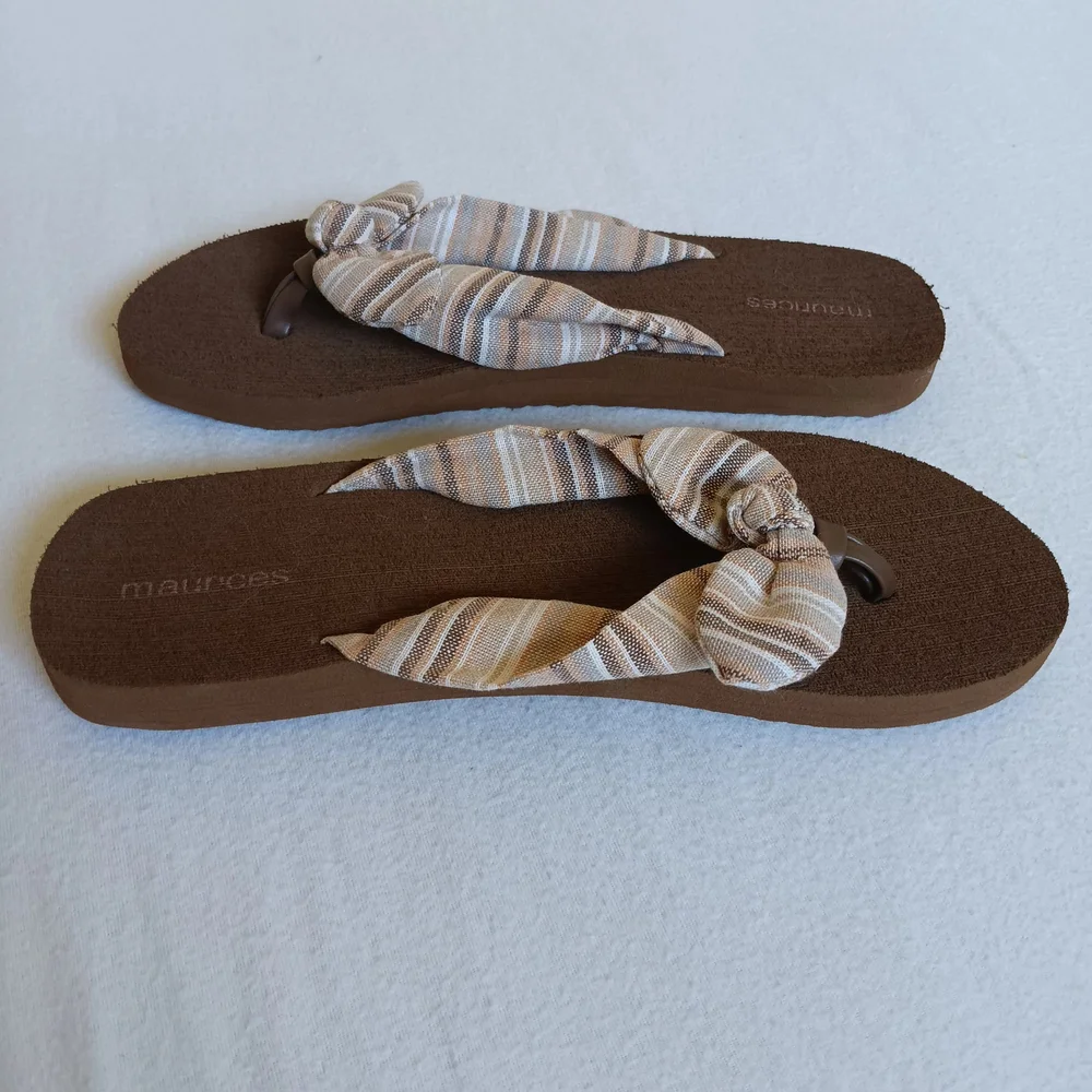 Maurices Brown & Tan Knotted Fabric Flip Flops Sandals Size 6/6.5 Neutral Beach